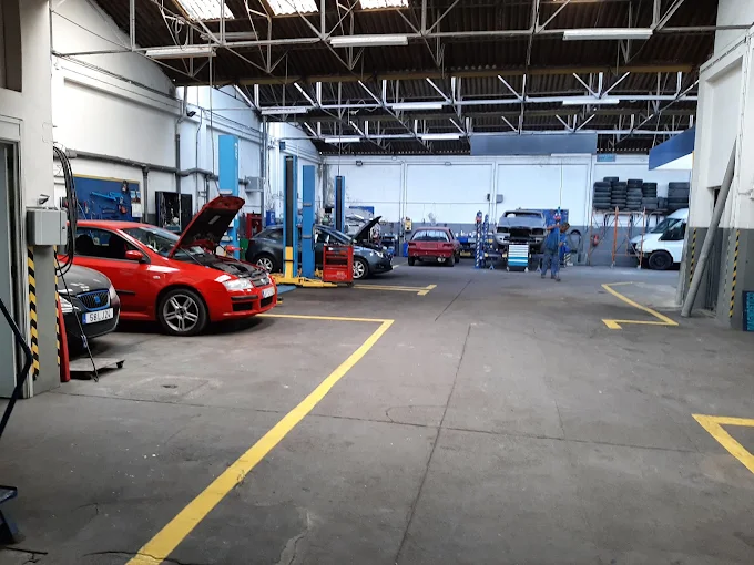 Carros em serviço na oficina Carmorim